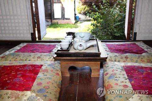 전주 한옥마을 학인당 객실의 다실