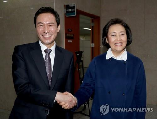 박영선 중소벤처기업부 장관(오른쪽)과 더불어민주당 우상호 의원 [연합뉴스 자료사진]