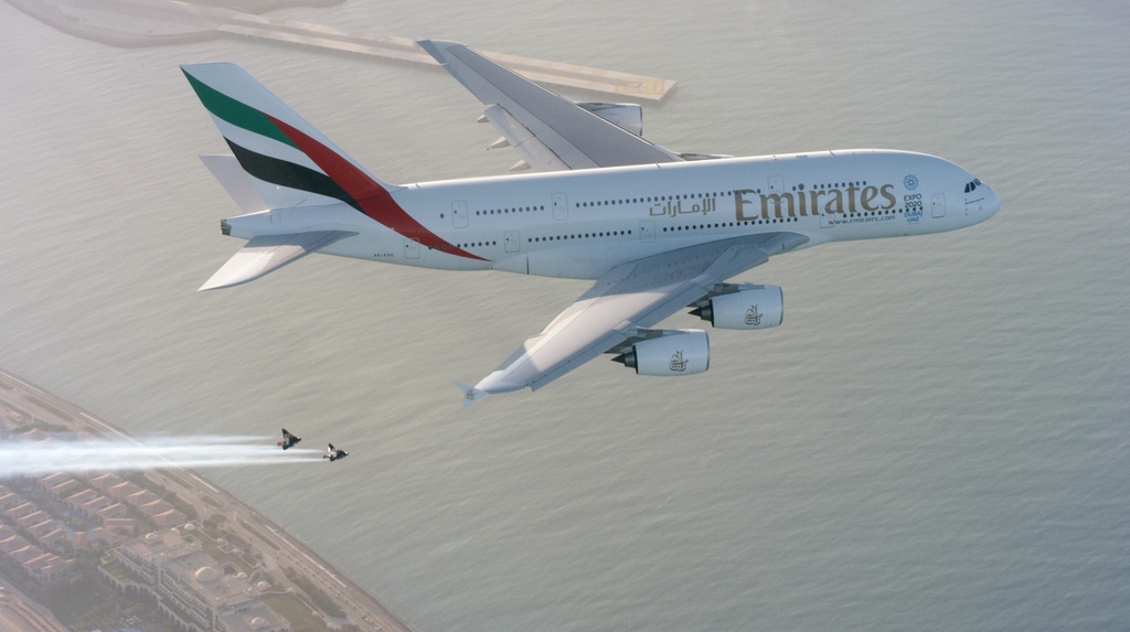 윙수트 입고 A380과 비행하는 뱅스 르페