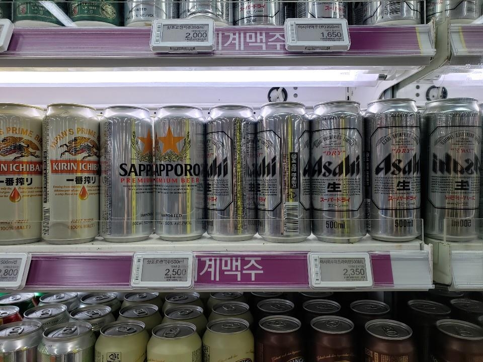 일본 맥주가 마트에서 2천500원 이하 가격에 판매되고 있다.