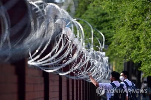 반정부 시위를 앞두고 태국 왕실자산국 건물 벽에 철조망이 설치돼있다. 2020.11.24
