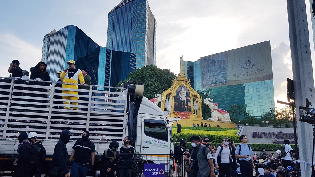 국왕이 최대주주인 SCB 본사 앞에서 집회 중인 반정부 시위대 2020.11.25