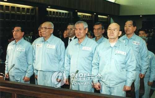 1996년 항소심 선고 공판에 출석한 전두환 전 대통령(오른쪽 끝)