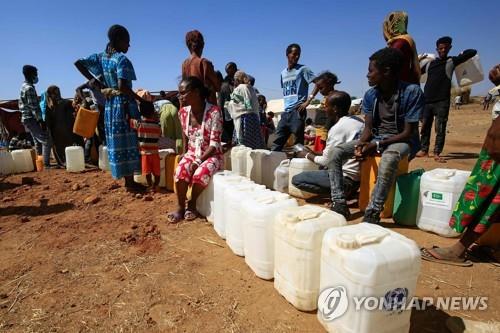 28일 수단 난민 캠프에서 물을 채우기 위해 기다리는 에티오피아 티그라이 피란민들