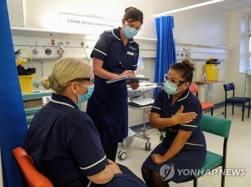 4일 영국에서 수간호사가 코로나19 백신 접종 예행 연습을 실시하는 모습