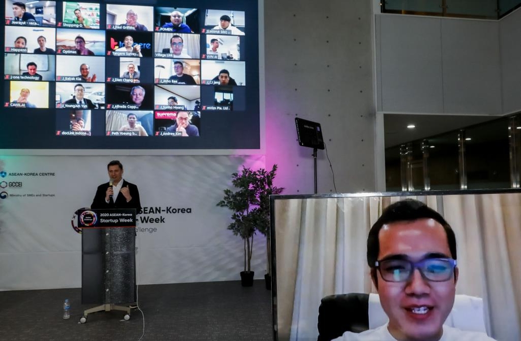 우승 소감 발표하는 미얀마 스타트업 기업 관계자
