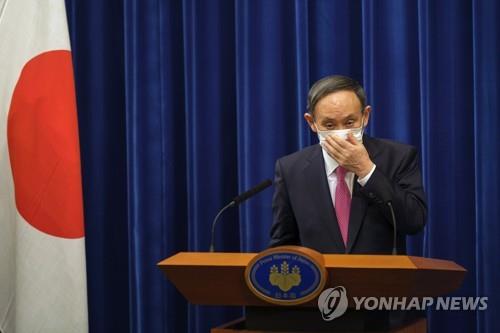 (도쿄 AP=연합뉴스) 지난달 25일 스가 요시히데(菅義偉) 일본 총리가 일본 총리관저에서 기자회견을 하고 있다.