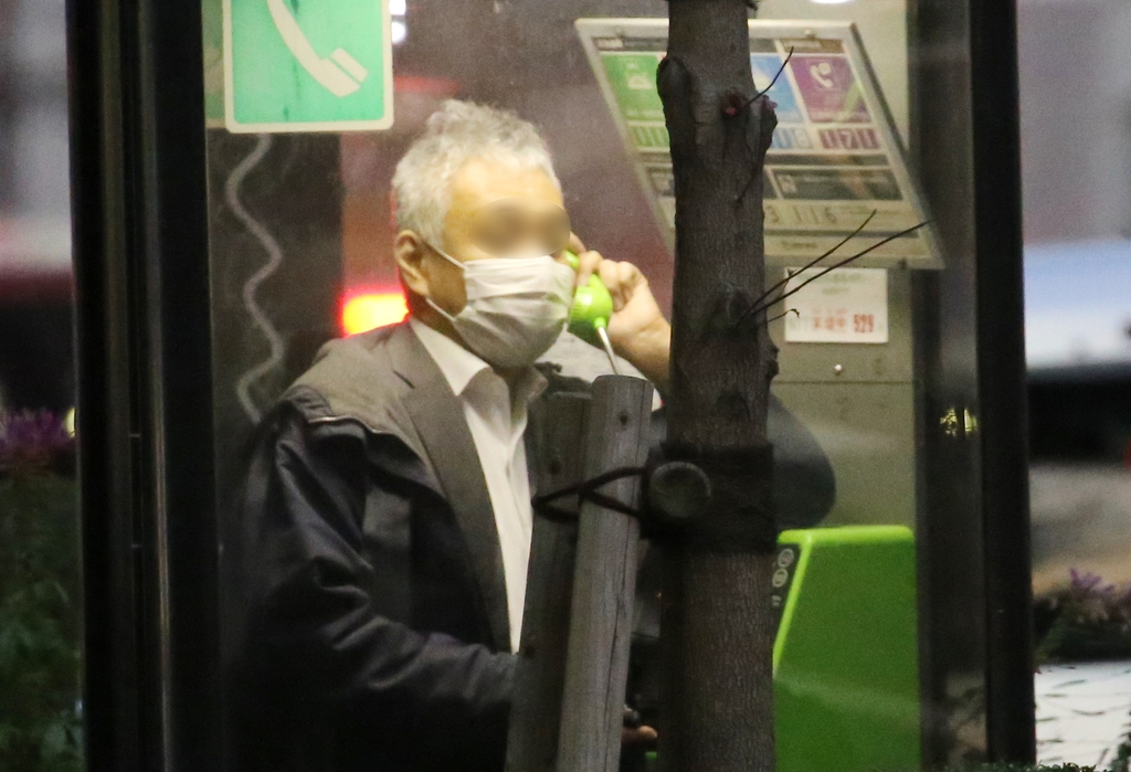 도쿄 도심에서 마스크를 쓴 남성이 공중전화를 이용하고 있다. 촬영 이세원
