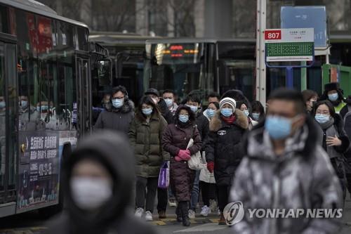 버스에서 내리는 중국 베이징 시민들
