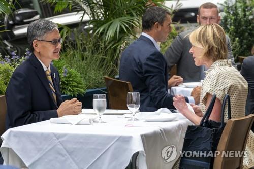 뉴욕서 공개 오찬하는 대만경제문화판사처장과 켈리 크래프트 유엔주재 미국대사