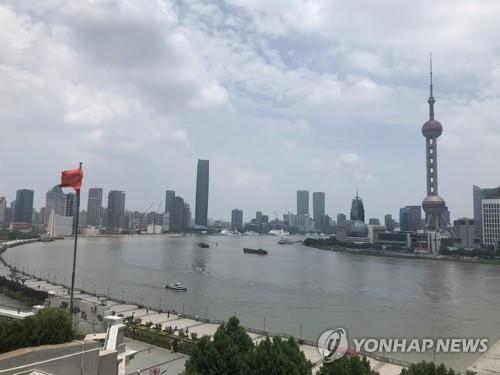 중국의 '경제 수도' 상하이를 가로지르는 황푸강
