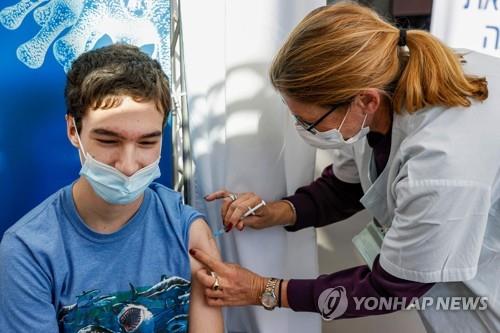 화이자의 코로나19 백신을 맞는 18세 이스라엘 소년. 