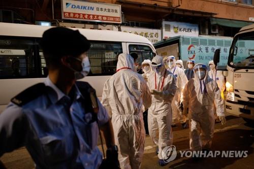 홍콩이 26일 밤 7시부터 11시간 동안 카오룽 야우마테이 지역 일부 구역에 대해 봉쇄령을 내리고 코로나19 전수 검사를 실시했다. [로이터=연합뉴스]