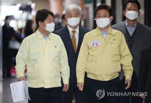 권영진 대구시장(앞줄 왼쪽)과 이철우 경북도지사(앞줄 오른쪽)