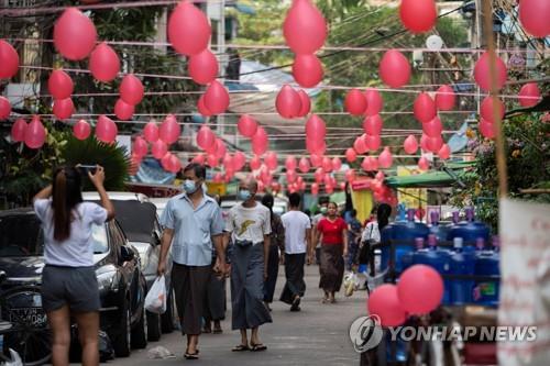 양곤 시내 상점가에 쿠데타 항의의 표시로 빨간 풍선들이 매달려 있다. 2021.2.5