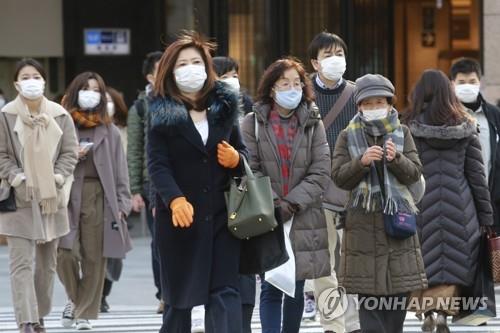 (도쿄 AP=연합뉴스) 일본에 신종 코로나바이러스 감염증(코로나19) 긴급사태가 발효 중인 가운데 8일 도쿄에서 마스크를 쓴 사람들이 횡단보도를 건너고 있다.