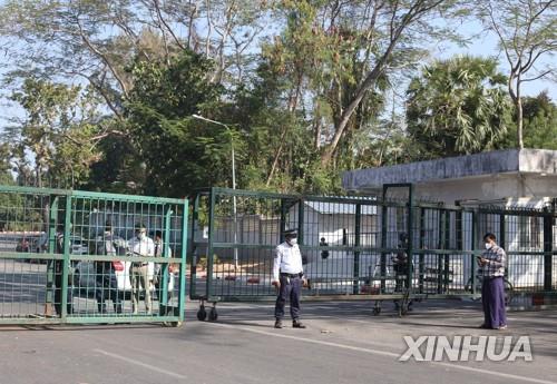 미얀마 양곤 국제공항 둘러싼 경찰