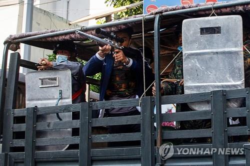 15일 만달레이에서 시위대 향해 총기 겨눈 사복 걸친 군인