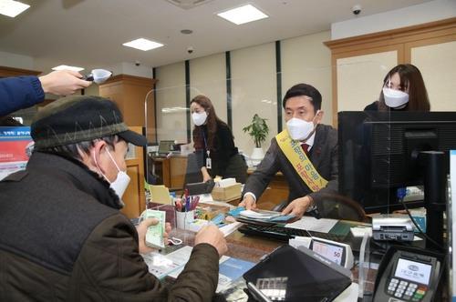 포항사랑상품권 판매하는 이강덕 시장(오른쪽에서 두 번째)