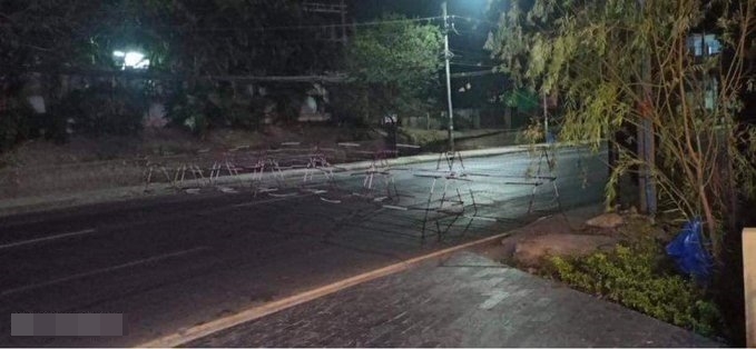 21일 밤 양곤 시내 미국 대사관으로 가는 길목이 막혔다며 네티즌이 올린 .사진