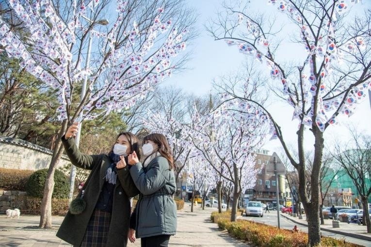 서울 용산구 '태극기 트리' 앞에서 사진 찍는 시민들