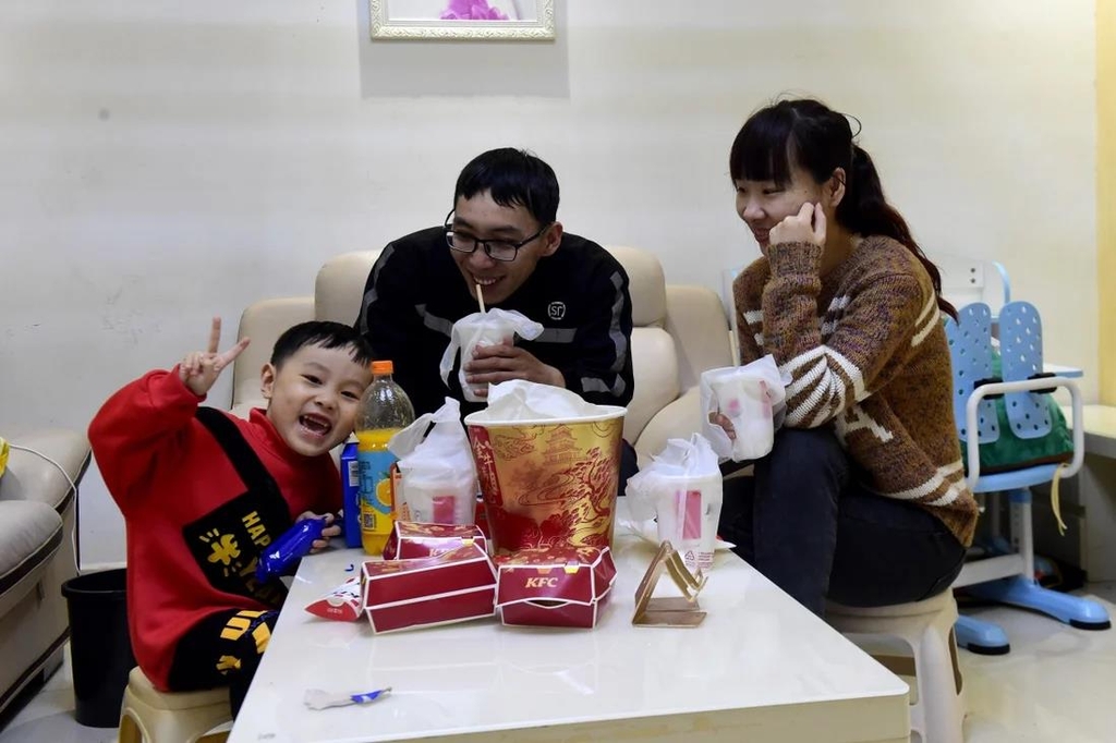 춘제 기간 가족과 함께 배달 음식을 즐기는 중국인 가족