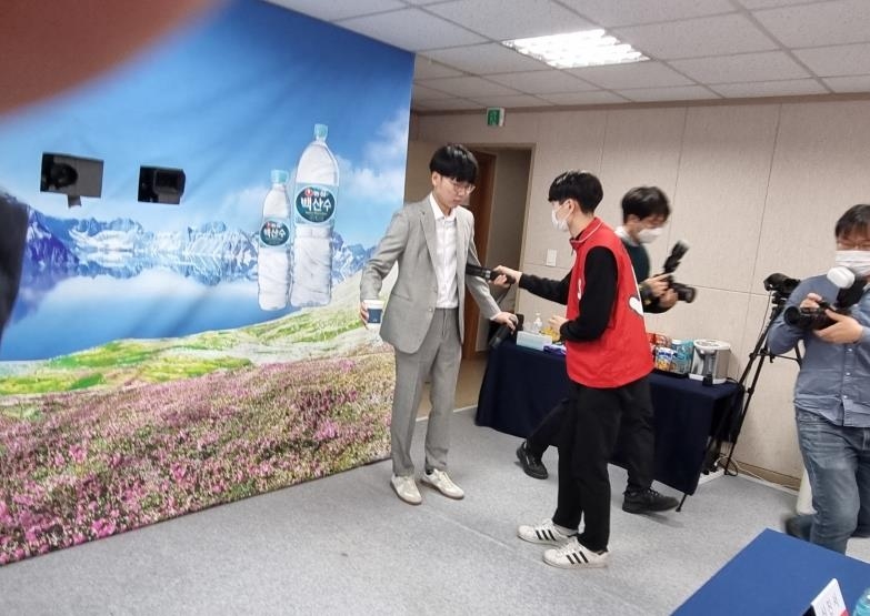대국 전 전자기기 소지 여부 검사받는 신진서 9단