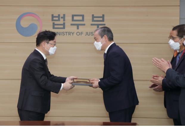 박범계, 청렴시민감사관들에게 감사패 전달