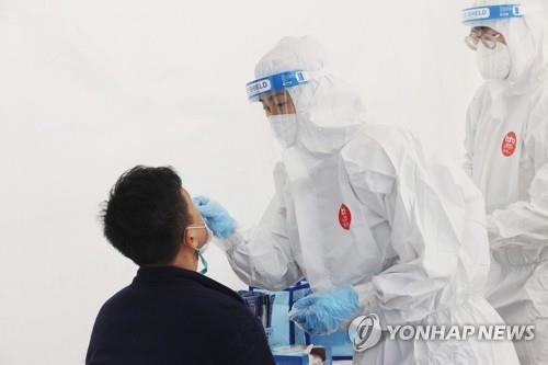 검체 채취하는 의료진