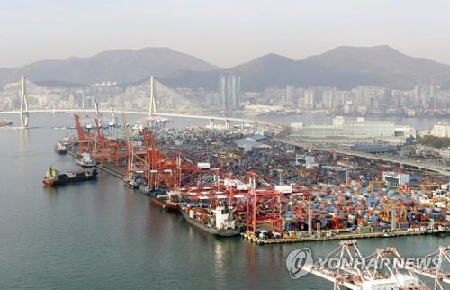 지난해 11월 1부산항 감만부두에서 컨테이너선이 화물을 선적하고 있는 모습.