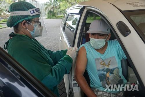 발리에 설치된 '드라이브 스루' 백신 접종센터