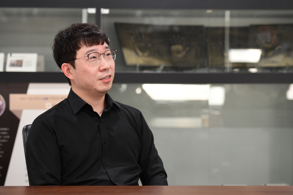 인터뷰하는 원성진 9단