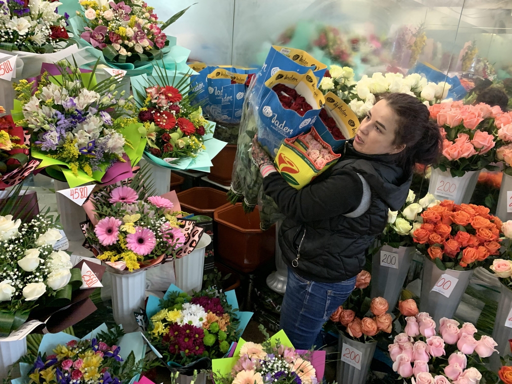 여성의 날을 앞두고 꽃을 정리하는 24시간 판매점 직원 알료나. 