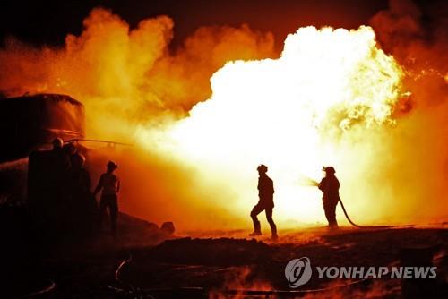 미사일 공격을 받은 시리아 북부 반군 지역의 정유시설