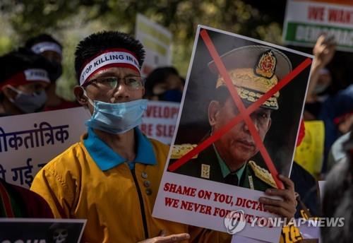 인도 뉴델리에서 미얀마의 군부 쿠데타에 대해 항의하는 미얀마인 시위대. [로이터=연합뉴스]