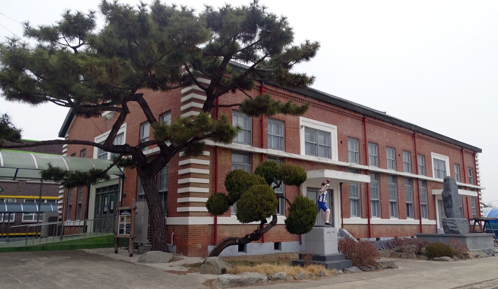 근대문화유산으로 지정된 학교 강당 보명관