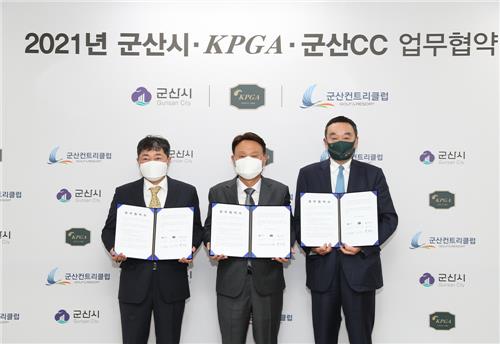 왼쪽부터 박성주 군산CC 대표이사, 강임준 군산시장, 구자철 KPGA 회장