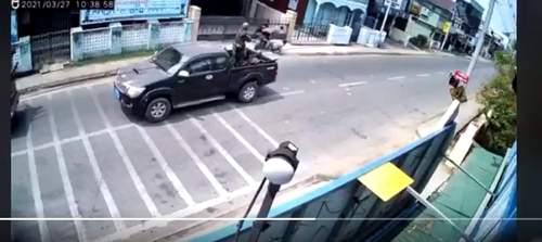 갑자기 차를 세우고 지나가는 오토바이를 향해 총을 발사하는 미얀마군