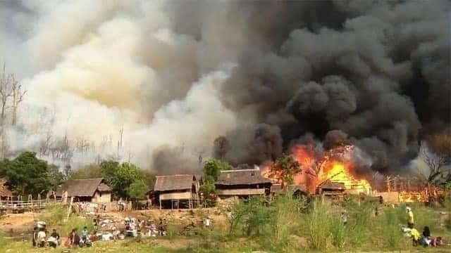 미얀마군 공습으로 불타고 있는 카렌족 마을 모습. 