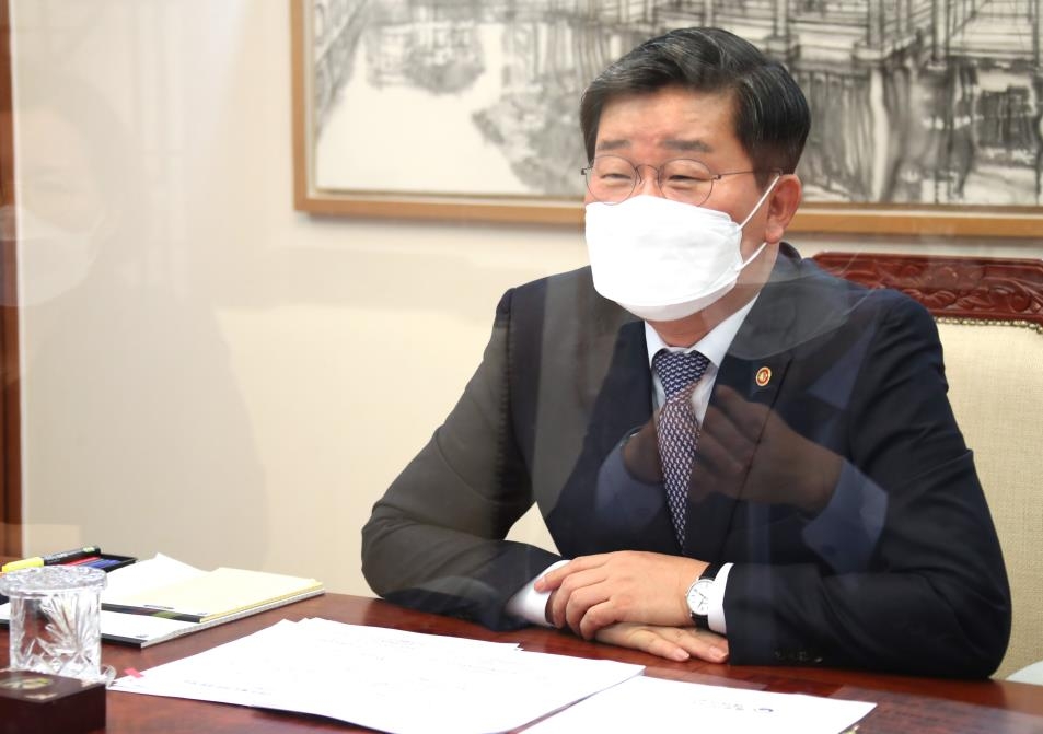 연합뉴스와 인터뷰하는 전해철 행정안전부 장관