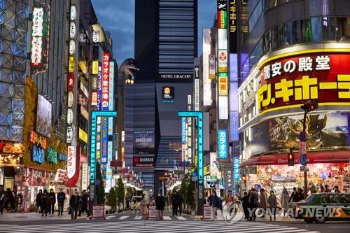 (도쿄 로이터=연합뉴스) 9일 오후 일본 도쿄도(東京都)의 유흥가인 가부키초(歌舞伎町)에서 행인들이 이동하고 있다.