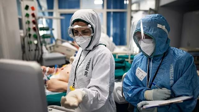 코로나19 환자 치료하는 러시아 의료진