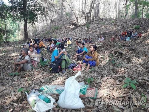 미얀마군 공습을 피해 숨은 카렌족 주민들. 2021.3.28