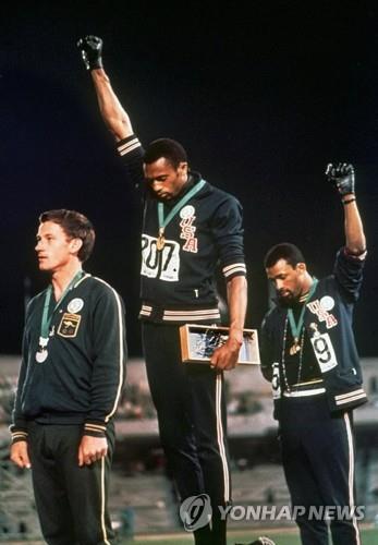 멕시코올림픽서 정치적 제스처로 쫓겨난 미국 토미 스미스(가운데)와 존 카를로스[AP=연합뉴스 자료사진]