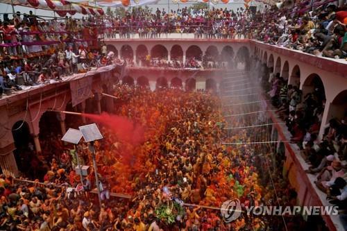 인도 마투라에서 진행된 홀리 축제 장면. 수많은 참가자는 '노마스크' 상태로 밀집한 채 축제를 즐겼다. [로이터=연합뉴스]