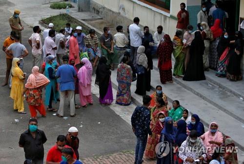 29일 인도 콜카타의 투표소에 줄 서 있는 주민. [로이터=연합뉴스]