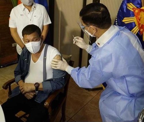 로드리고 두테르테 필리핀 대통령이 지난 3일 중국산 코로나 백신을 맞고 있다