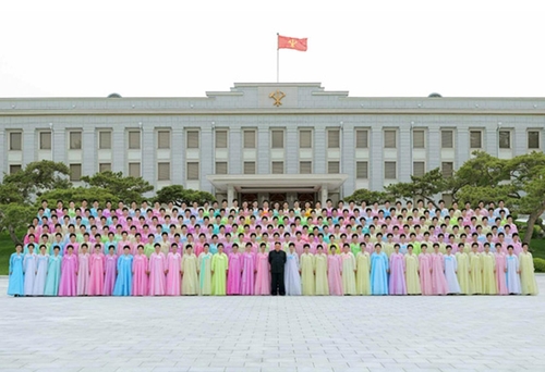 김정은, 군인가족예술소조 공연자들과 기념사진