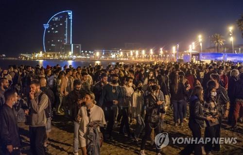 통금 사라진 스페인 바르셀로나…해변에 모인 사람들