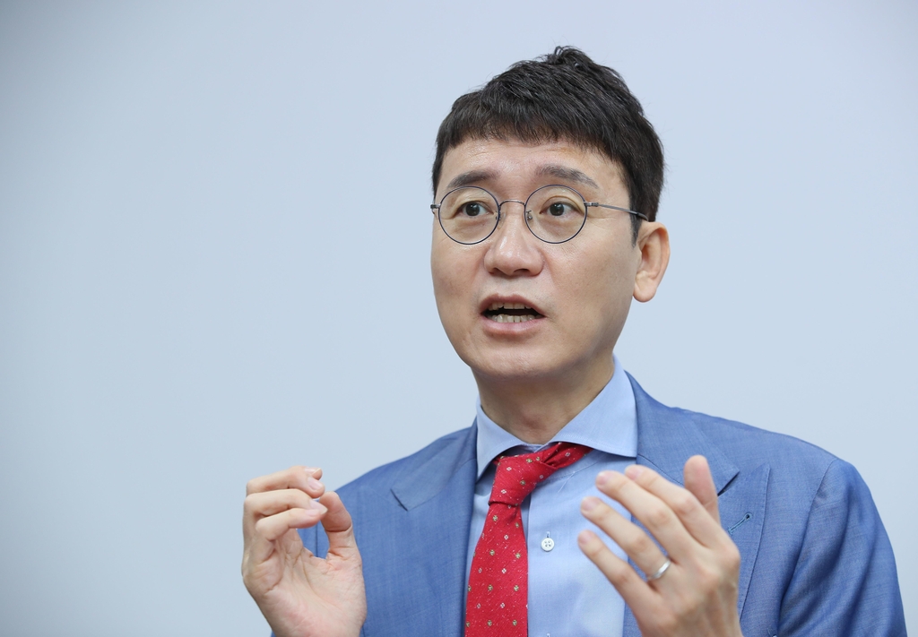 연합뉴스와 인터뷰하는 김웅 의원